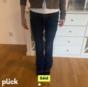 Lågmidjade jeans - (Bilder från förra ägaren) Jätte fina lågmidjade jeans från hollister❤️ Säljer då det inte riktigt var den färgen jag sökte. Passar mej bra som är 165❤️ Skriv privat för bilder o frågor mm❤️