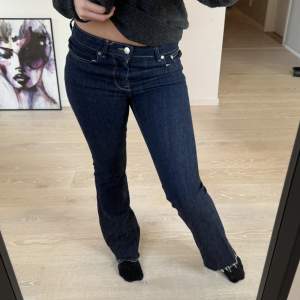 Supersnygga lågmidjade jeans i nyskick. Knappt använda och har inga defekter