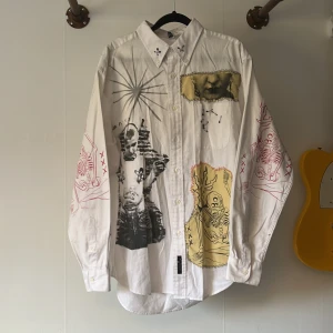 Handgjord skjorta - Svinball handgjord skjorta av en tatuerare i Argentina one of a kind,  använd en handfull gånger, inga defekter 