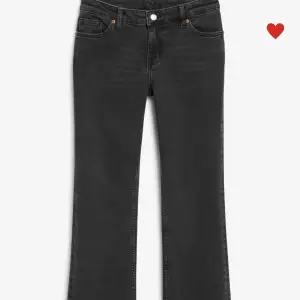 Ett par svarta lowwaist jeans, köpta från hm men originellt från Monki. I nyskick, prislapp kvar. Säljer pga för stora. Ordinarie pris är 500kr ⭐️