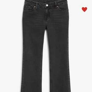 Svarta Lågmidjade Bootcut Jeans  - Ett par svarta lowwaist jeans, köpta från hm men originellt från Monki. I nyskick, prislapp kvar. Säljer pga för stora. Ordinarie pris är 500kr ⭐️