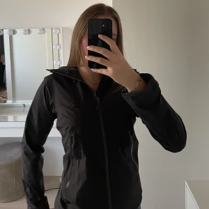 Haglöfs jacka - Säljer min Haglöfs jacka i storlek xs då den blivit för liten. Jackan är i mycket bra skick och har ingen tecken på andvändning! Skriv för fler bilder eller om du har frågor! Pris kan diskuteras!