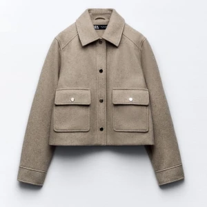 Zara jacka  - En fin zara jacka som tyvärr är för liten. Så har knappt använt den. Två fickor där de får plats mycket. Originalpriset 399