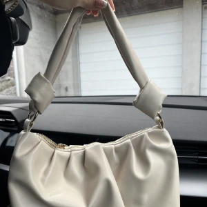 Väska - Så fin beige väska från nelly💗