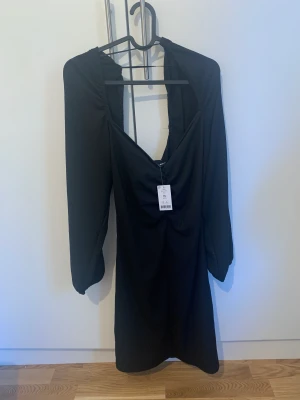 Klänning  - Fin klänning ifrån Gina tricot. Aldrig använd bara testad.