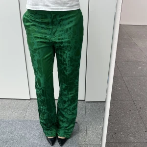 Festbyxor - Skit balla byxor från HM studio A/W 2020 i grönt coolt tyg. Slutsålda.