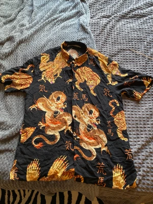 Kort armad skjorta  - En skjorta med drakar 