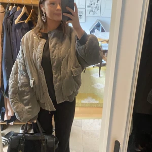 Oversized bombarjacka  - Supersnygg höst/vinterjacka i grå🙌🙌