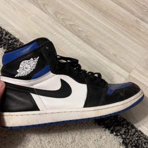 Jordan 1 Royal Toe i nyskick. Kommer inte till användning längre. Mer bilder skickas vid förfrågan. Storlek 44