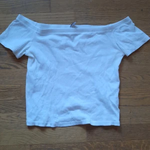 Offshoulders topp - En skit snygg vit offshoulders topp. Den är knappast använd och är då i bra skick.