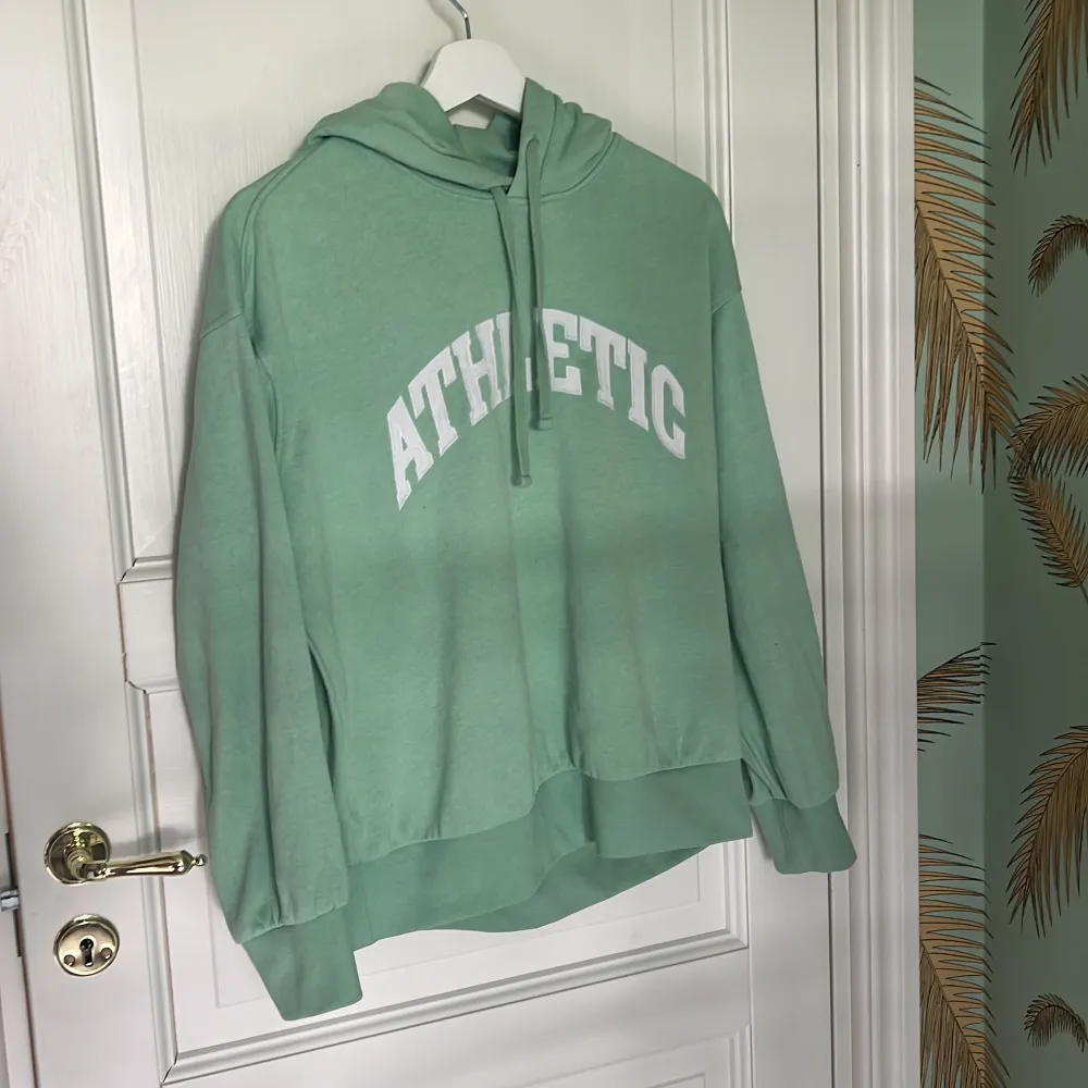 Fin mint grön hoodie från H&M. Inte speciellt använd. Fint skick. . Hoodies.