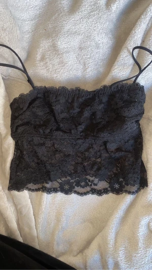 Topp - Säljer denna toppen som är i fint Blommönter, genomskinlig men täcker bröst partiet!💓kan även sänkas t 20kr