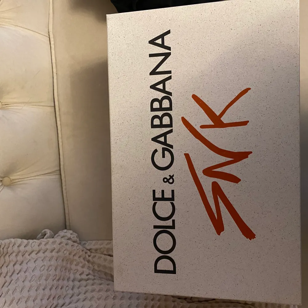 Säljer mina Dolce&Gabbana skor som aldrig använts då dom inte är i min storlek. Helt nya storlek 41. Ny pris 8000 och säljer för 4000. Pris kan diskuteras!. Skriv för fler bilder eller frågor.. Skor.