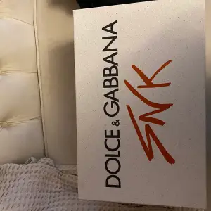 Säljer mina Dolce&Gabbana skor som aldrig använts då dom inte är i min storlek. Helt nya storlek 41. Ny pris 8000 och säljer för 4000. Pris kan diskuteras!. Skriv för fler bilder eller frågor.