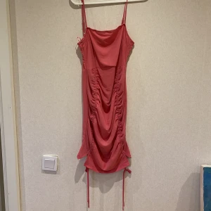 Klänning  - Säljer min rosa sommar klänning som inte kommer till användning. Skit snygg passar till mycket! Nypris 500kr säljer för 100kr pris kan diskuteras. 