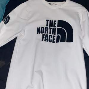 Säljer min north face hoodie. Skriv för mer information