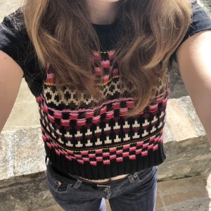 fin färgglad sweater vest från zara storlek M!! jättebra skick.  - väldigt mysig stickad vest!