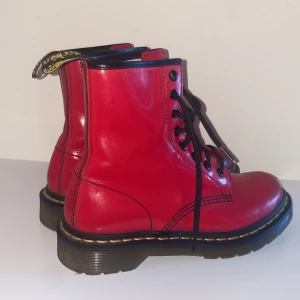 Dr Martens skor - Uppe fina Dr Martens skor! Använda fåtal gånger men en svart repa på ena skon som man kan se i bilden. 