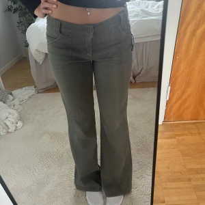 Gröna lågmidjade jeans - Grön/gråa lågmidjade Bootcut jeans✨skriv för mått och fler bilder😊