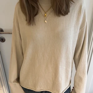 Stickad tröja - Bekväm och snygg stickad tröja från hm. Knappt använd. Läs min bio💕💕