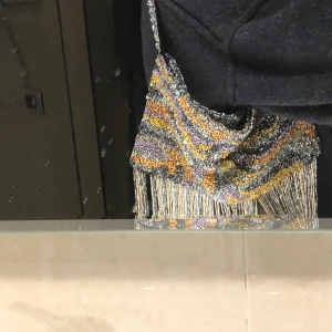 Glitterväska Zara - Supercool väska med massa pärlor, den har två olika färger beroende på vilket håll man har den, relativt rymlig👍🏻❤️