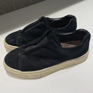 EYTYS sneakers - Eytys Slip-on sneakers i mocka Innersula av kork  Använda men i gott skick, bara att borsta mockan & rengöra sulan. 