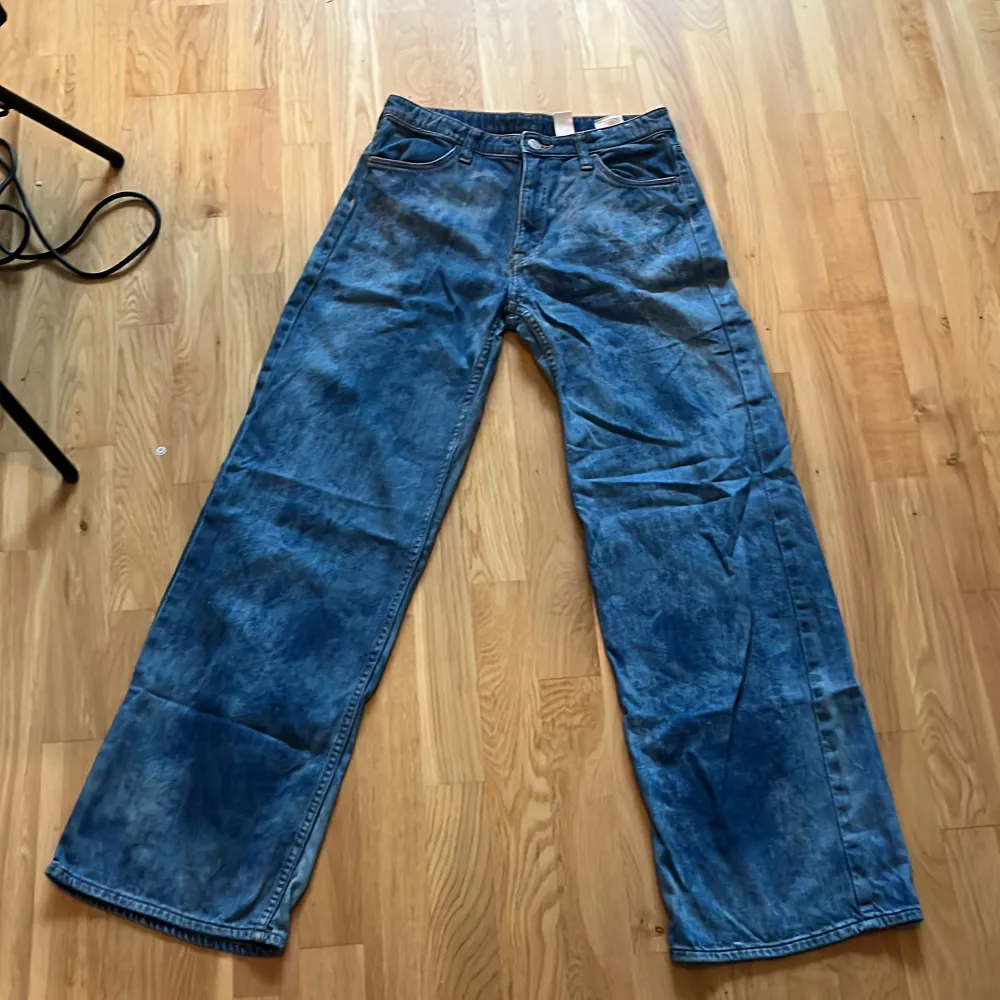 Snygga jeans med medelhög midja använda ett par gånger men är i väldigt bra skick!. Jeans & Byxor.