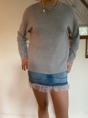 Jeanskjol med volang - Så fin och unik jeans kjol med coola fickor och en rosa/lila tyg volang ned till😍 