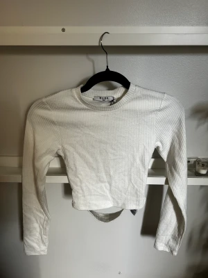 Vit topp med öppen rygg - Oanvänd vit topp med öppen rygg från na-kd. Lappen är kvar och den är endast testad!