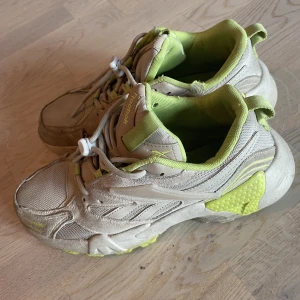 Reebok sneakers - Fin kvalite, otroligt sköna sneakers Storlek 38