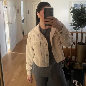 Beige kappa - Jätte söt beige kappa, aldrig använd då jag köpte en svart istället🤍