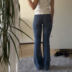 Utsvängda supersnygga jeans som jag tyvärr måste sälja då de är något för små.😭🤩 midja: 35 cm innerben:82 cm💕använd köp nu!