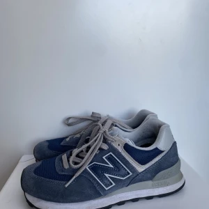 New balance 574 - Säljer mina ursnygga new balance 574 som knappt är använda då de är lite för stora för mig. Dom är perfekta nu till hösten ❤️