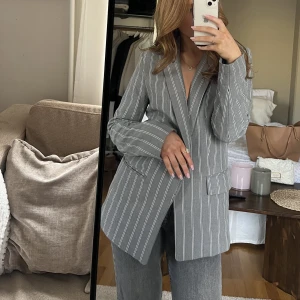 Randig grå kavaj - Grå rak kavaj med svarta och vita ränder💕