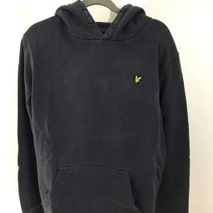 Mörkblå hoodie från Lyle & Scott i helt ok skick.