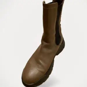 Boots från Marc O'polo, modell 716 dark taupe.  Storlek: 39 Material: Läder Nypris: 1899 SEK Använd, men utan anmärkning.