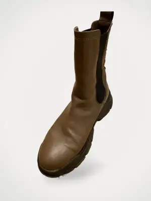 Boots från Marc O'polo, modell 716 dark taupe.  Storlek: 39 Material: Läder Nypris: 1899 SEK Använd, men utan anmärkning.