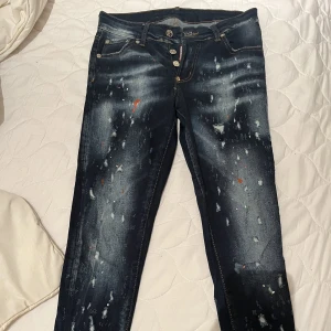Jeans  - Dessa jeans har tyvärr blivit för små för mig. Jeansen är äkta. 