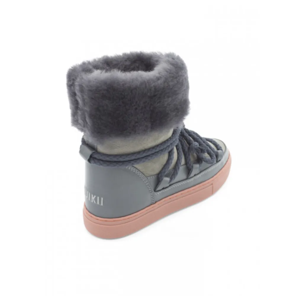 As snygga blå/grå inuikii vinter boots med en högre kant 😍super fint skick, säljer endast då dom är lite stora ❣️ . Skor.