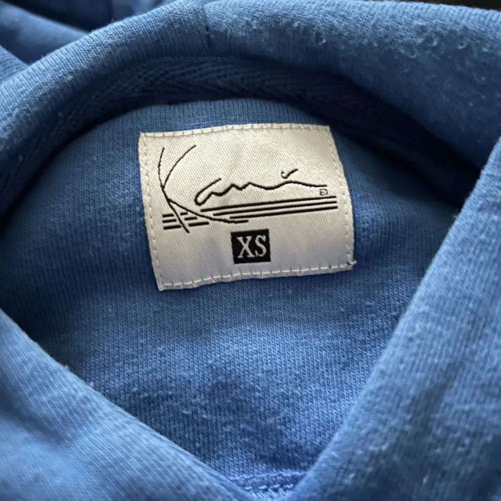 Snygg blå hoodie från Zalando, Karl Kani. Väldig bra skick då den knappast en använd, Max tre gånger. Hoodies.