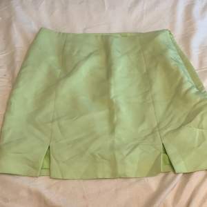 Limegrön kjol från H&M storlek 40