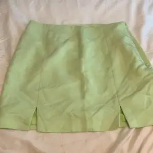 Limegrön kjol från H&M storlek 40