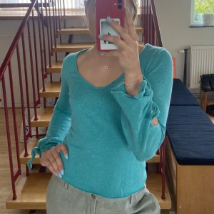 Supersöt stickad vintage tröja! - Hej!   En söt vintage turkosblå stickad tröja som är avklippt där nere och har coola knytningar vid armsluten. Står inte storlek men jag är 168❤️  Rensar garderoben och säljer ut en massa kläder! Samfraktar gärna, priset är diskuterbart vid snabb affär!❤️