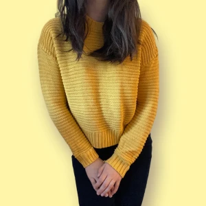 Gul stickad tröja - Super mysig stickad tröja från H&M DIVIDED collection i storlek XS. Köptes för många år sedan. I jättebra skick! (50% Akryl, 50% Cotton)