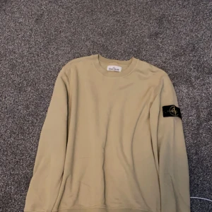 Stone Island sweatshirt herr - Nästan helt ny, använt 1 gång. Skick: 10/10 Storlek M men kan passa L då den är lite stor i storleken. 