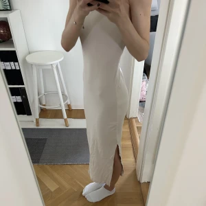 Trendig beige långklänning - Jättefin beige långklänning, storlek xs!❤️