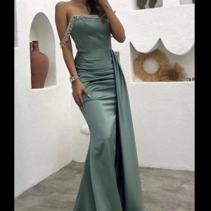 Festklänning  - Säljer den här fina satin klänningen. Använd endast 1 gång.   Jag kan skicka mer bilder vid intresse. Pris kan diskuteras 