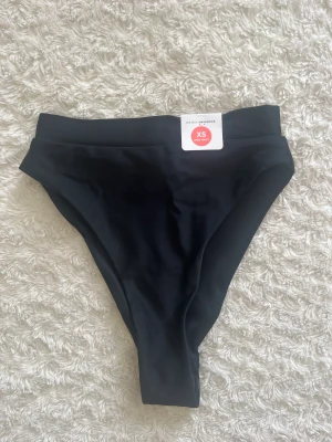 Bikiniunderdel - Helt oanvända bikiniunderdel från bikbok. De ser mer highwaist ut än vad de egentligen är💘 Nypris 159kr Säljs för 50kr inklusive frakt🤩
