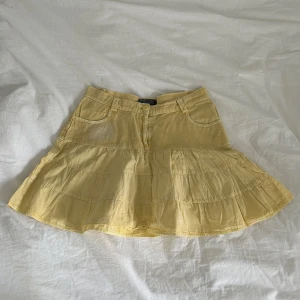 Trendig gul kjol med volang - Jättefint skick, midjemått 74 cm!💛