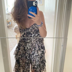Cool leopard klänning - Väldigt cool klänning som jag köpt second hand. Har används väldigt lite men är riktigt najs! Fin volang klänning🙌🏻🙌🏻🙌🏻